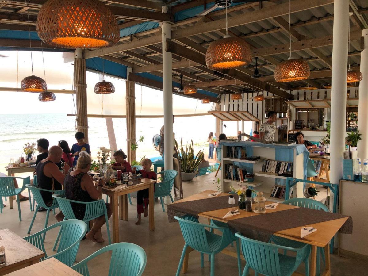 Le Petit Saint Tropez Hotel Кханом Екстериор снимка