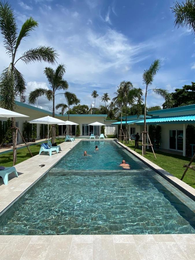 Le Petit Saint Tropez Hotel Кханом Екстериор снимка