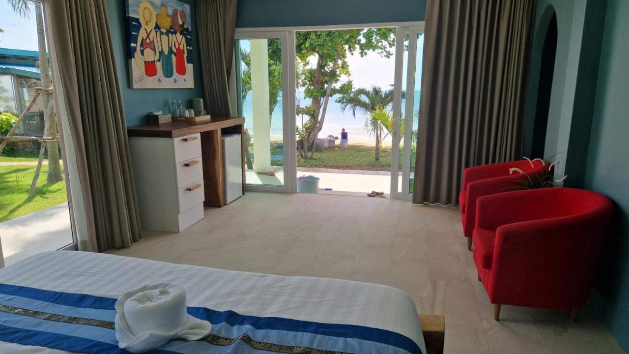 Le Petit Saint Tropez Hotel Кханом Екстериор снимка