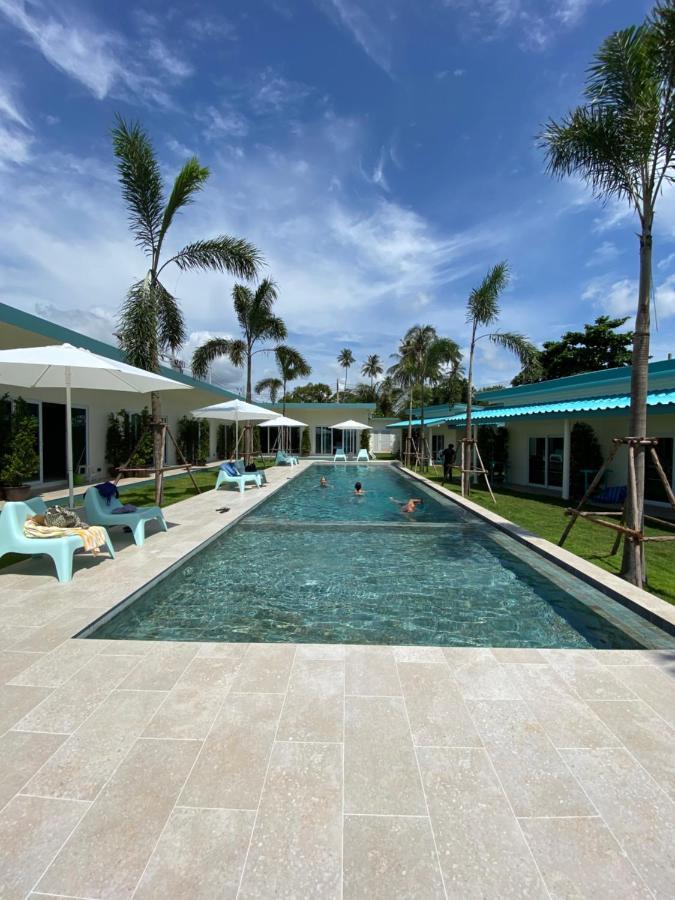 Le Petit Saint Tropez Hotel Кханом Екстериор снимка