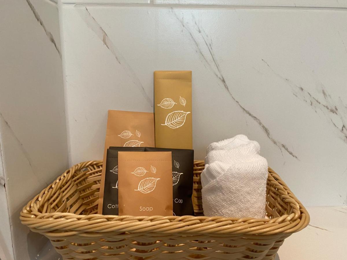 Le Petit Saint Tropez Hotel Кханом Екстериор снимка