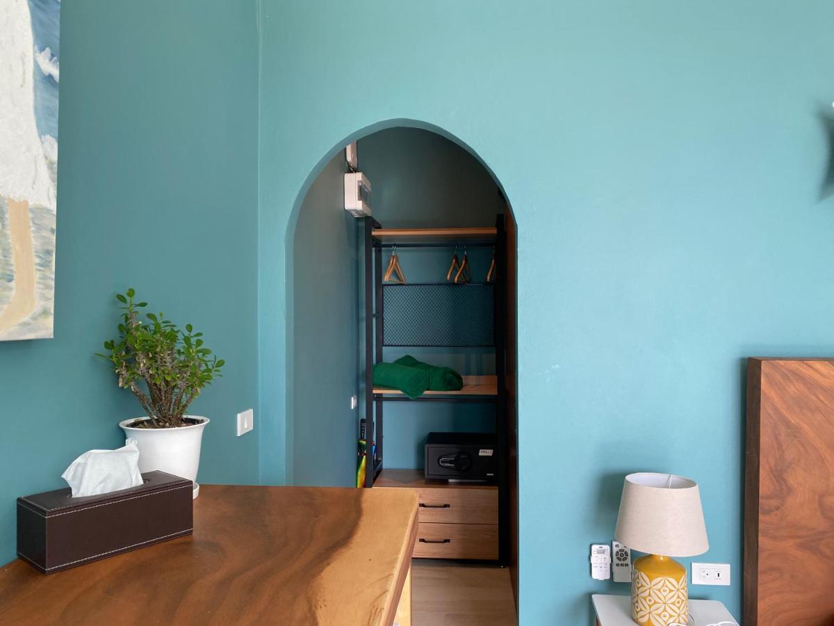 Le Petit Saint Tropez Hotel Кханом Екстериор снимка