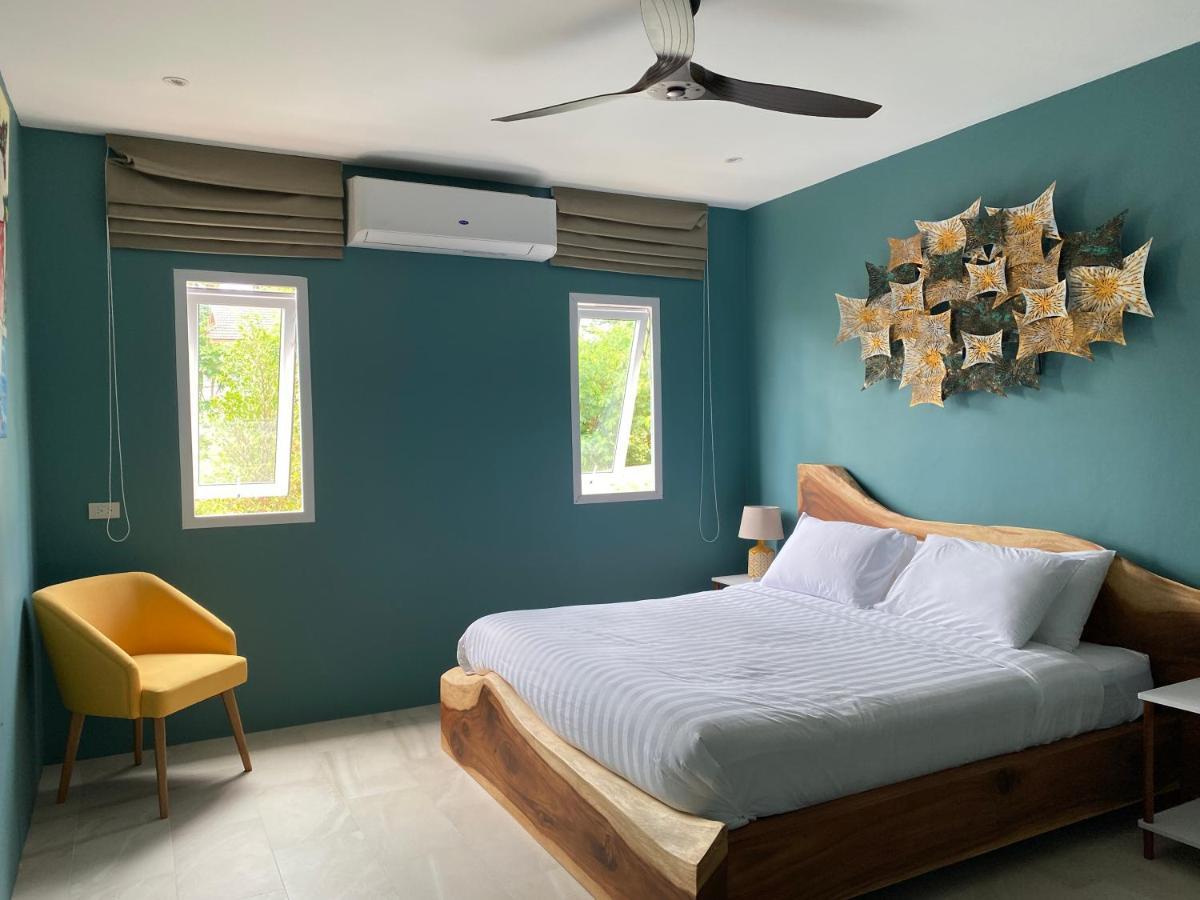 Le Petit Saint Tropez Hotel Кханом Екстериор снимка