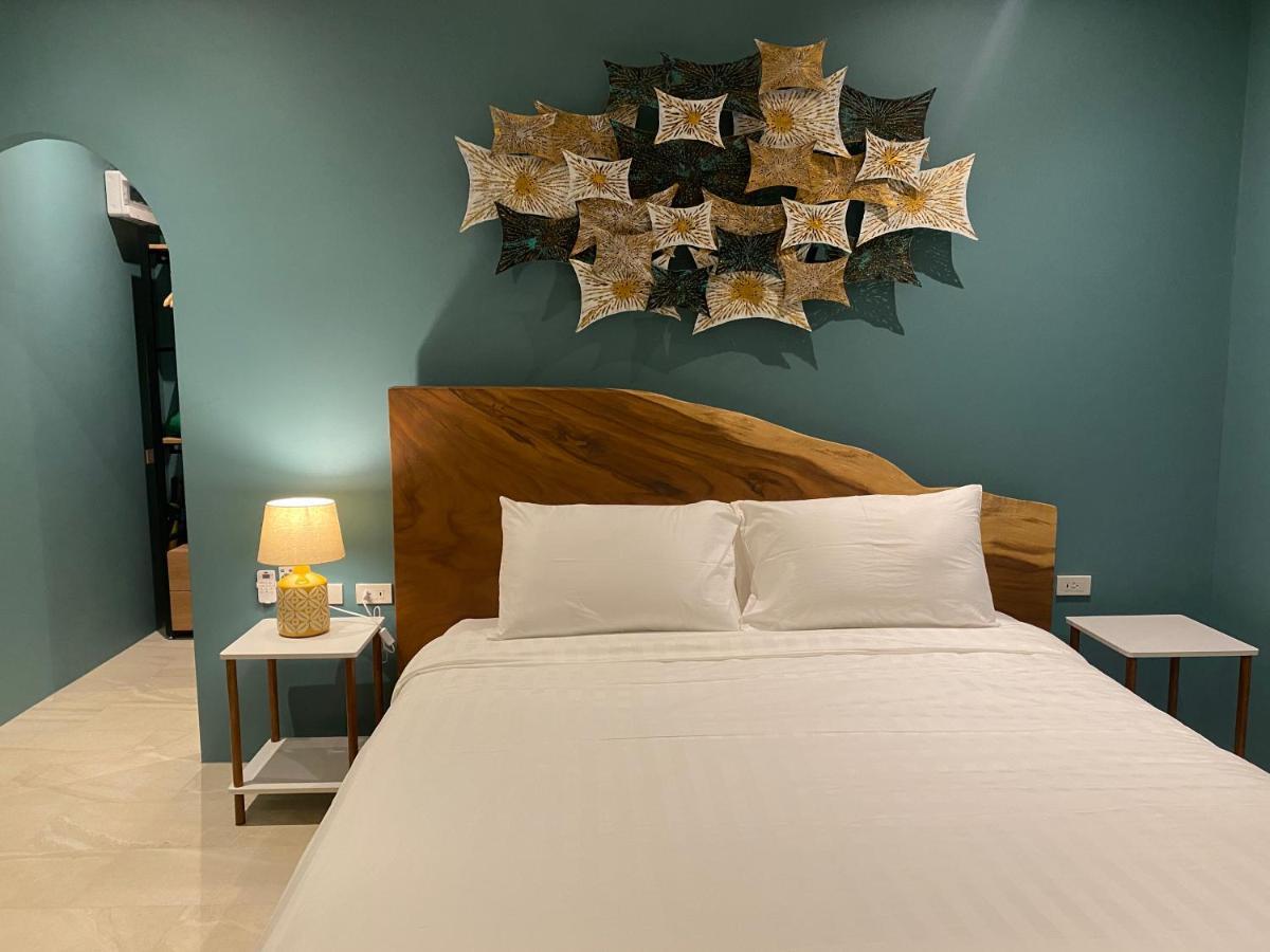 Le Petit Saint Tropez Hotel Кханом Екстериор снимка