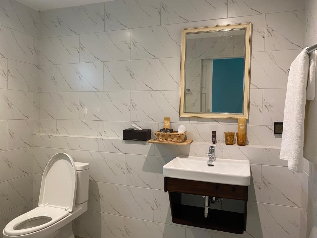 Le Petit Saint Tropez Hotel Кханом Екстериор снимка