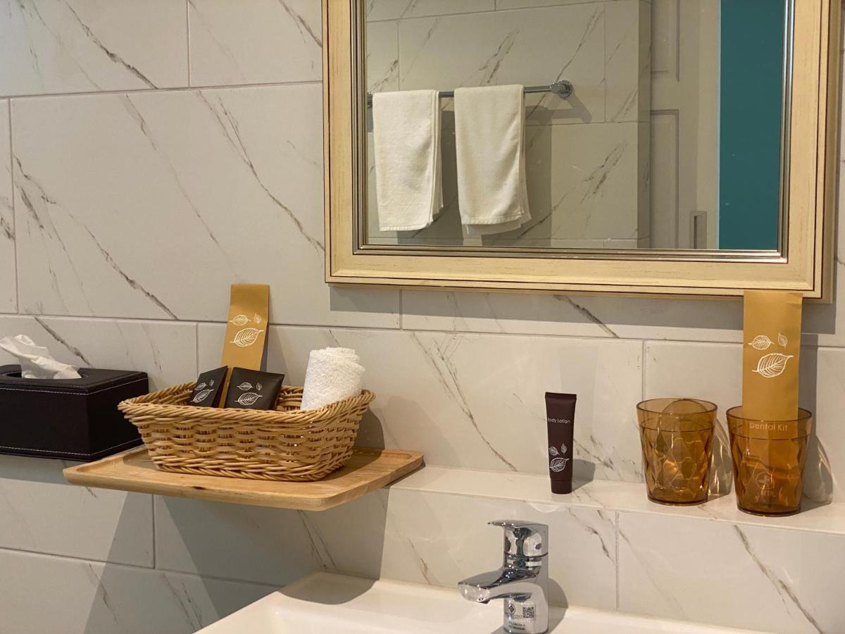 Le Petit Saint Tropez Hotel Кханом Екстериор снимка