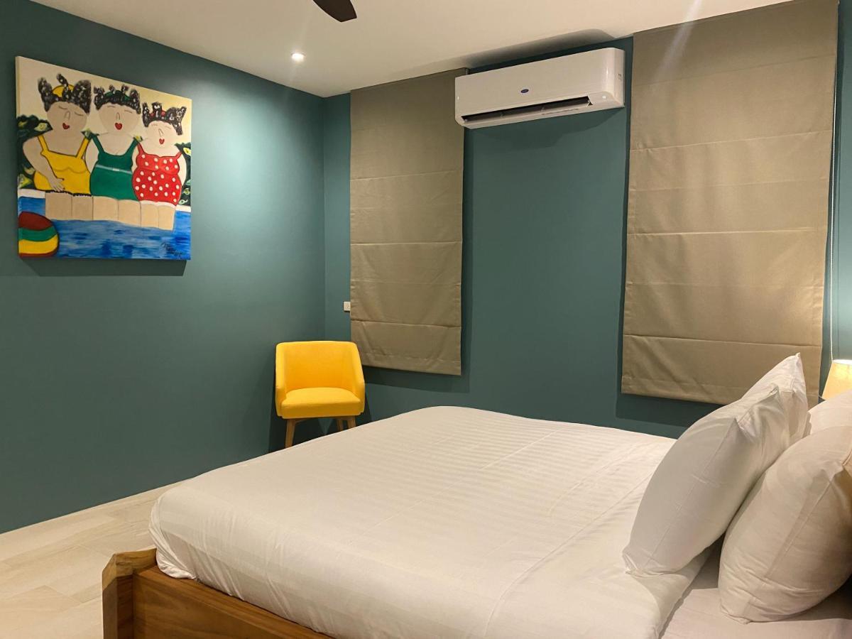 Le Petit Saint Tropez Hotel Кханом Екстериор снимка