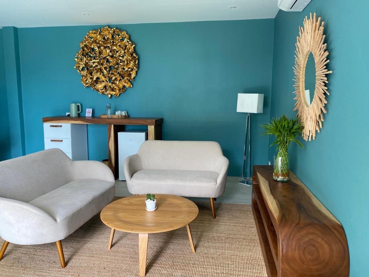 Le Petit Saint Tropez Hotel Кханом Екстериор снимка