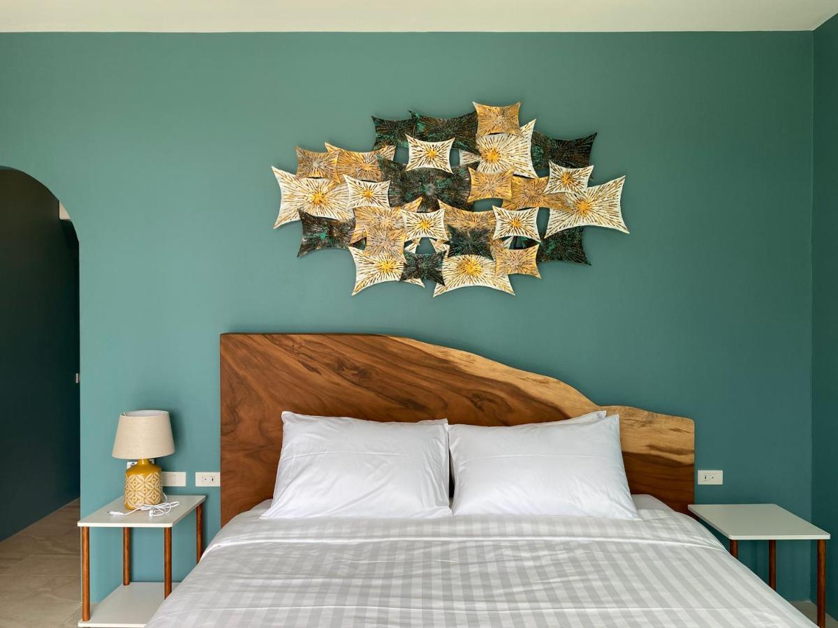 Le Petit Saint Tropez Hotel Кханом Екстериор снимка