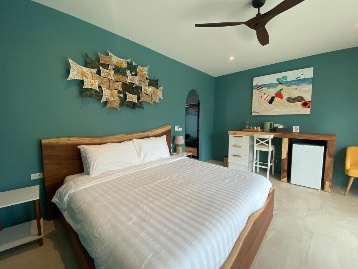 Le Petit Saint Tropez Hotel Кханом Екстериор снимка
