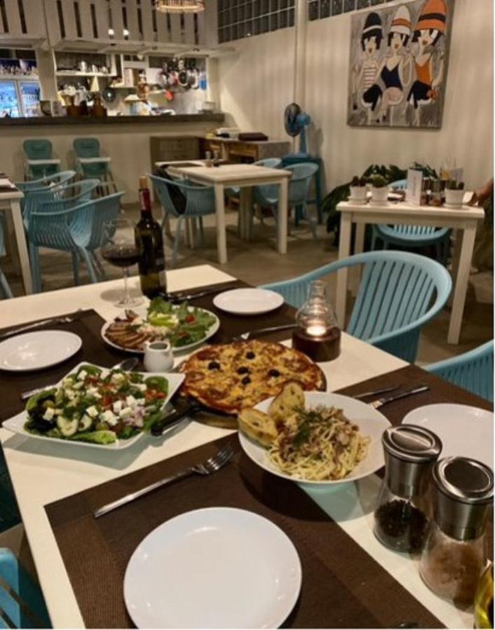 Le Petit Saint Tropez Hotel Кханом Екстериор снимка