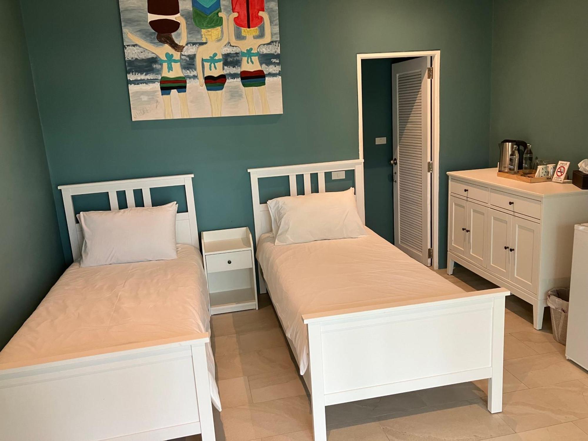 Le Petit Saint Tropez Hotel Кханом Екстериор снимка
